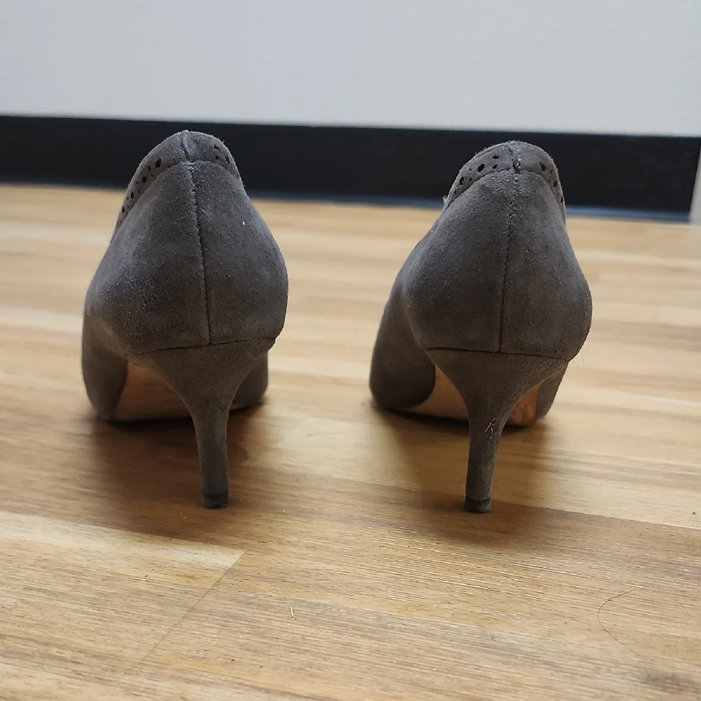 Ann Taylor Gray Heels with Pointed Toe and Medium Heel - Picture 3 of 5